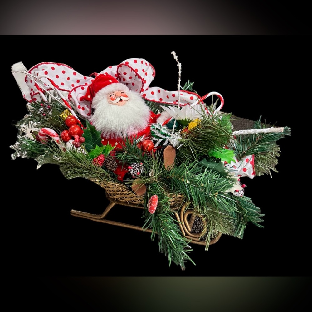DECORATED GOLD WICKER SLEIGH CENTERPIECE W/ ANNALEE SANTA CLAUSE VINTAGE